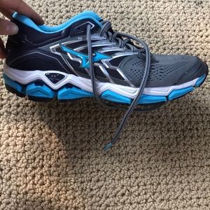 BRAND NEW Mizuno Wave Horizon 2 size 9.5